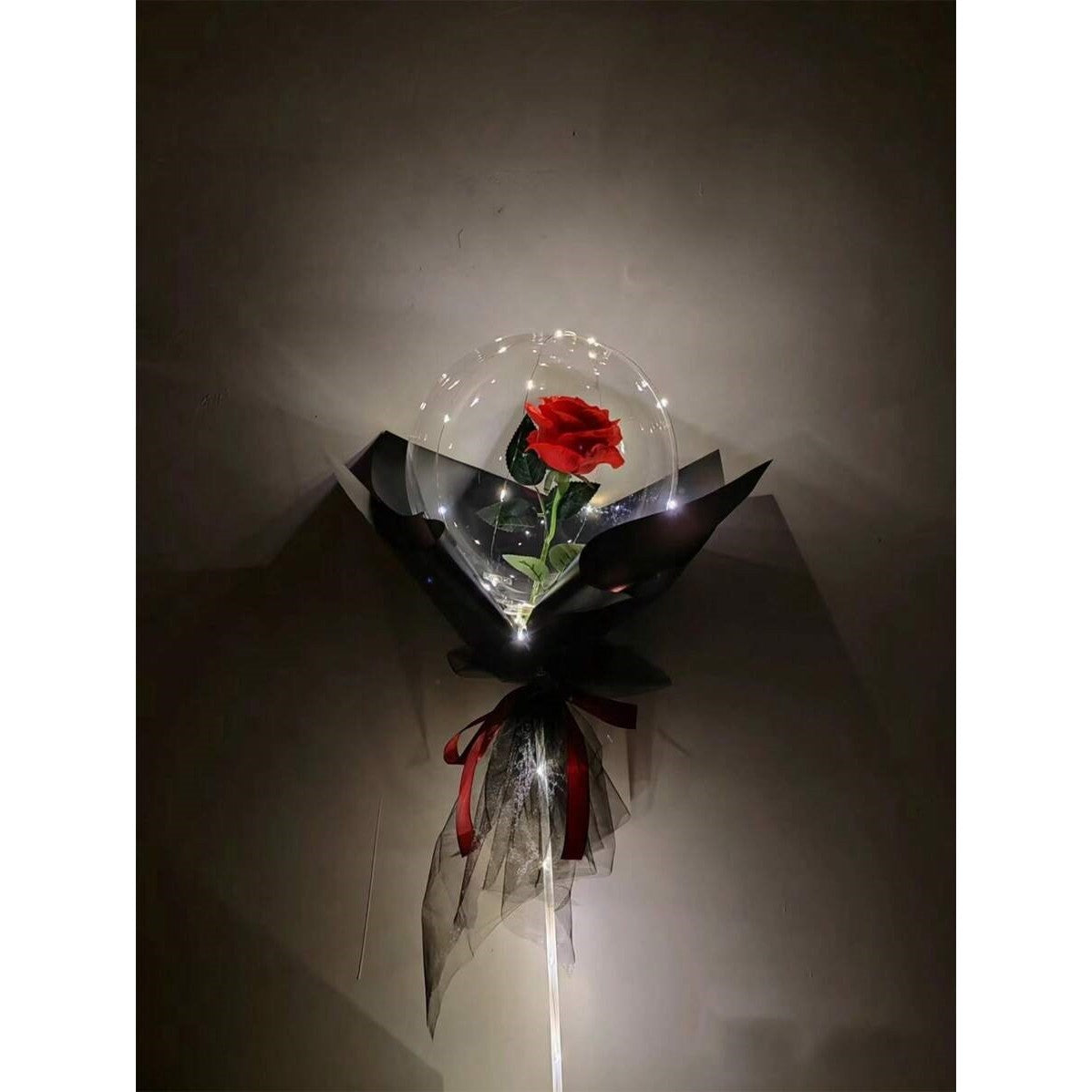 Trandafir în Balon cu LED – Cadou Elegant și Romantic