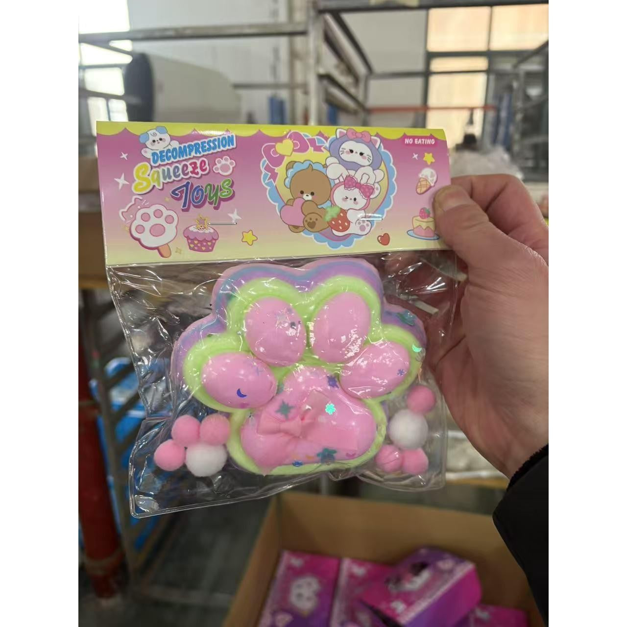 Jucarie Antistres Squishy, selexmo, cu Revenire Lenta, Model Labuta de Pisica Pufoasa, 12.5x10.5 cm, 220g, Squeeze Pinch Family, Ambalaj Transparent, Roz Curcubeu