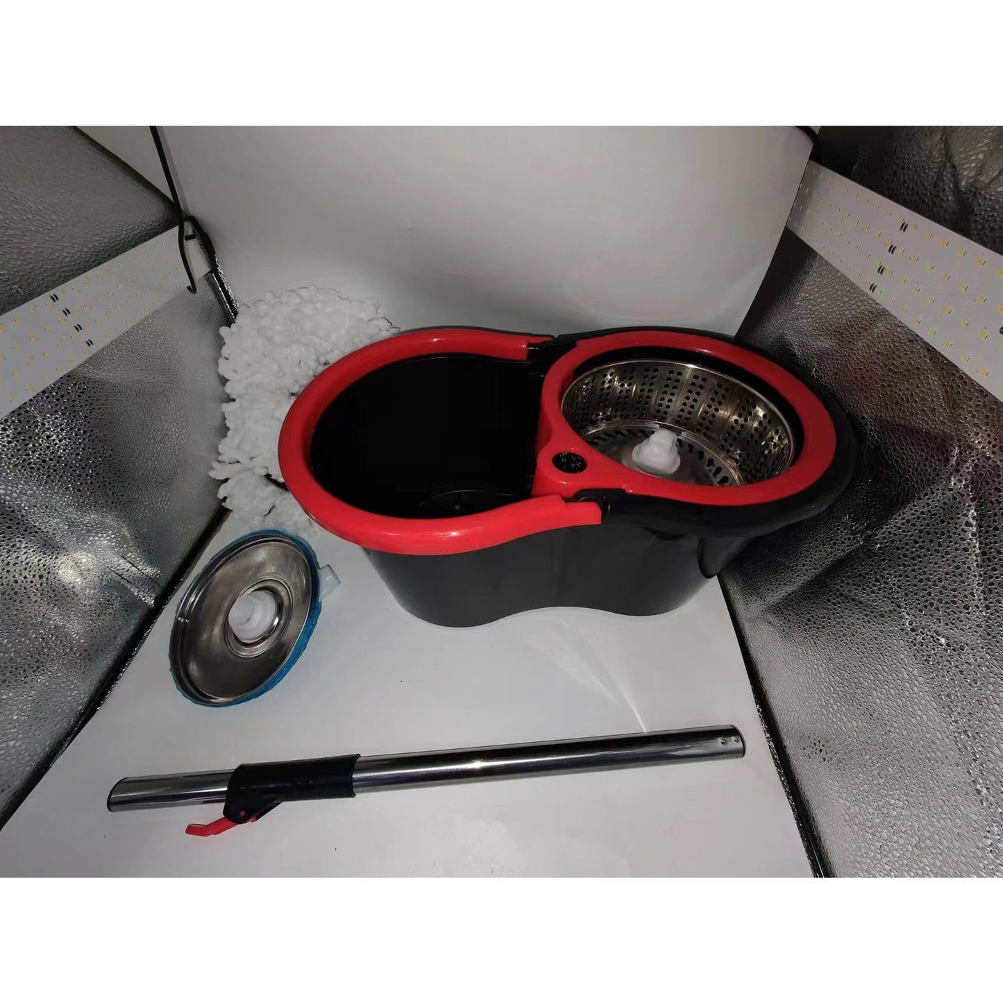 Set mop rotativ cu galeata selexmo, material plastic si microfibra, rezistent, cu dop scurgere, vas detasabil, pentru interior, capacitate 8 l, negru/rosu