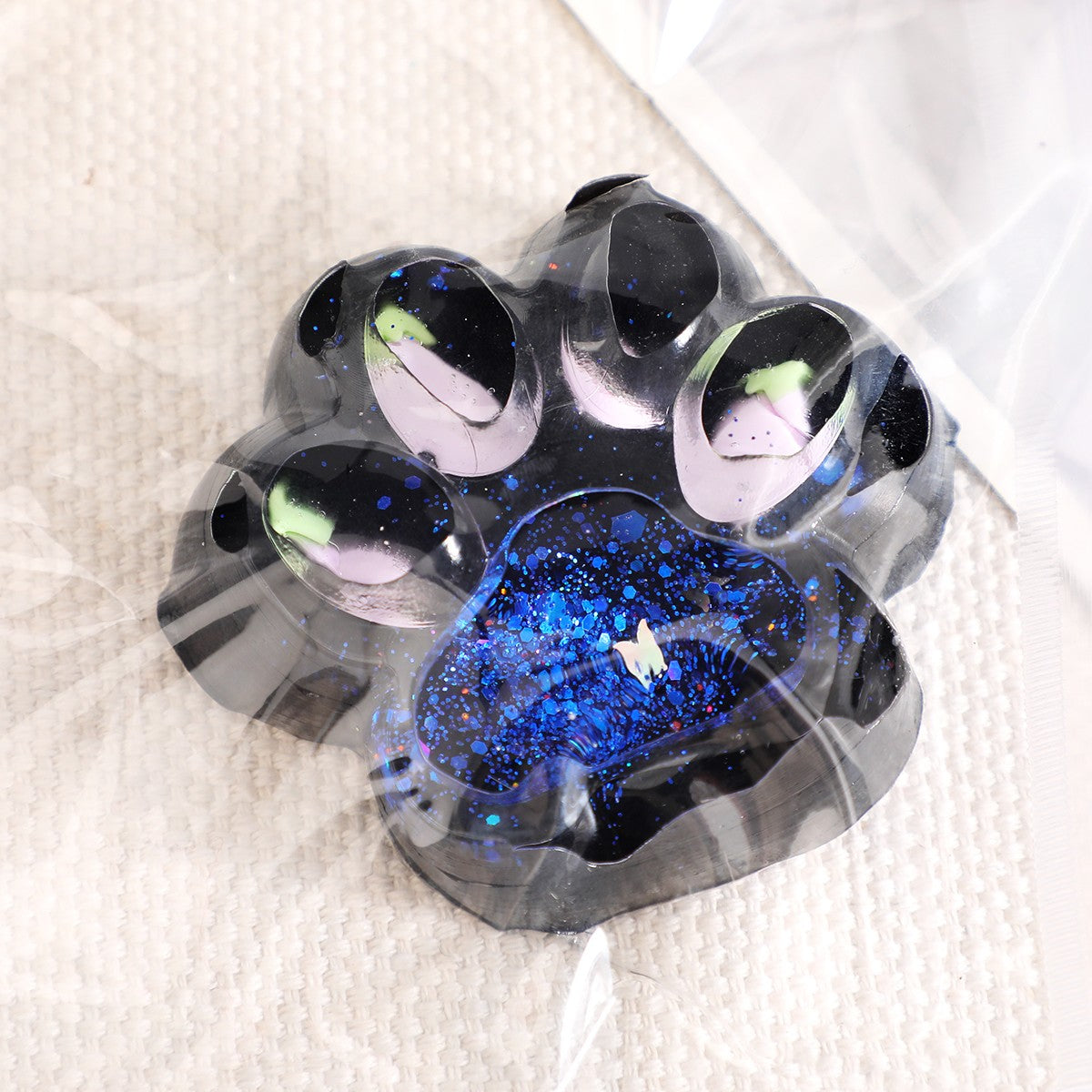 Jucarie Antistres Squishy, selexmo, cu Revenire Lenta, Squeeze Pinch Family, Model Cat Paw, 6.5 x 6 cm, din Tpr, 4-6 Ani, Model 4 Legume, Negru cu Insertii