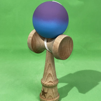 Jucarie Kendama X Originala, Profesionala, Selexmo, din Lemn, 18 cm, Joc de Indemanare pentru Copii și Adulti, Gradient Violet/Albastru