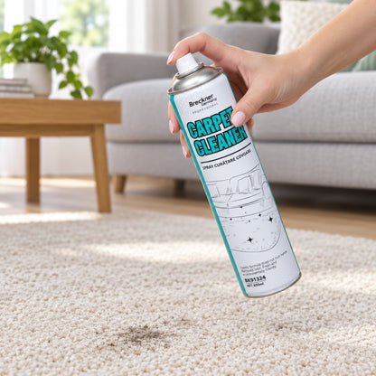 Spray-ul ținut deasupra covorului, gata de pulverizat