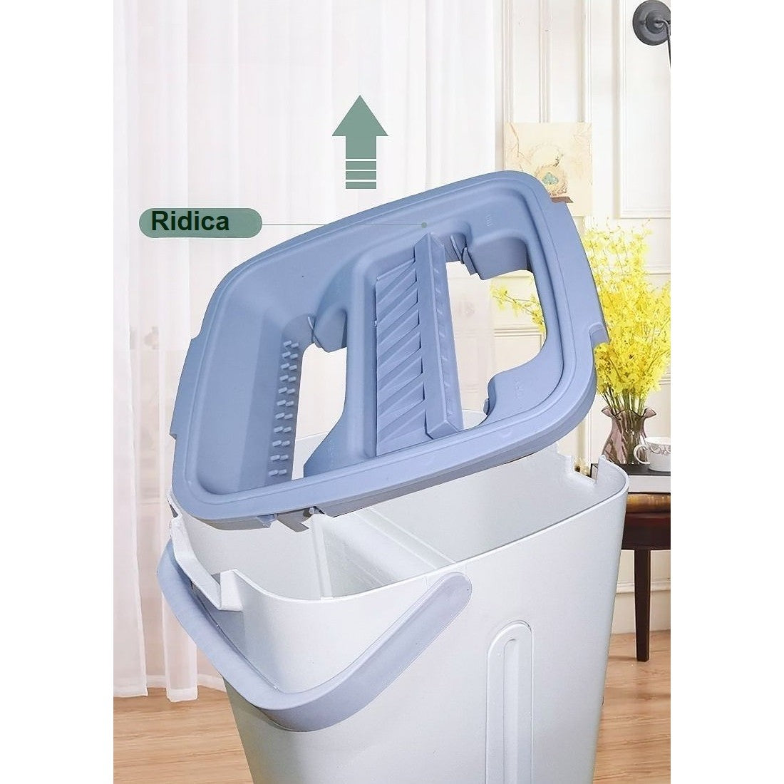 Set de Curatenie, selexmo, Mop si Galeata, Capacitate 5.7 l, 4 Rezerve Microfibra Incluse, Plastic, Utilizare Umeda/Uscata, Stoarcere Fara Maini, Albastru/Alb