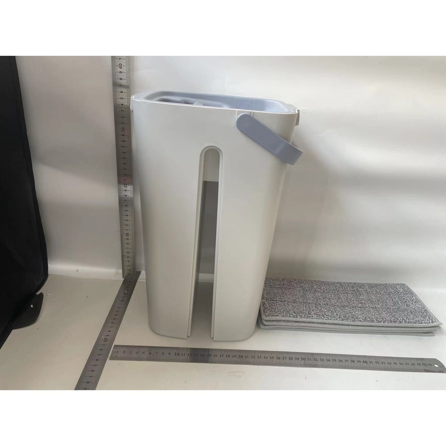 Set de curatenie selexmo, mop si galeata, galeata 5.7 l, 4 rezerve microfibra incluse, design modern, pentru interior, material plastic, peri sintetici, plat, cu storcere, alb