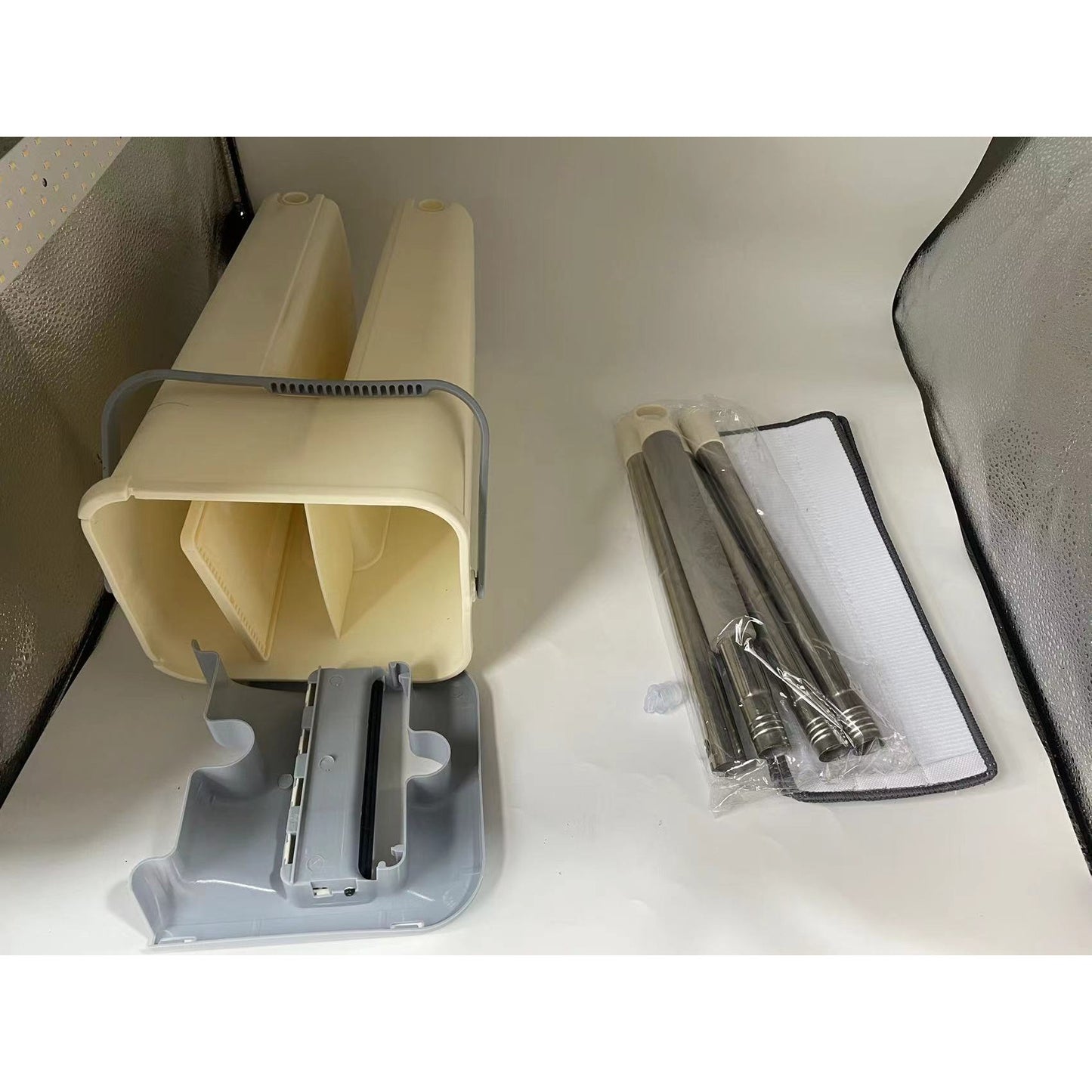 Set de curatenie selexmo, mop si galeata, galeata 6 l, 2 rezerve microfibra incluse, design modern, pentru interior, material plastic, peri sintetici, plat, cu storcere, bej